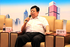 江蘇南通二建集團有限公司董事長陳建年回答參會代表的提問