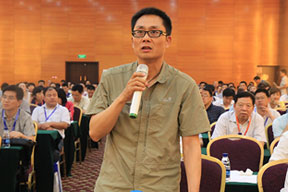 參會代表與專家和企業(yè)家們進行熱烈的研討與交流