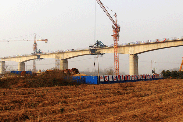 湖南蒙華鐵路全線最長、單跨最大橋—沙港河大橋完成連續梁中跨合龍