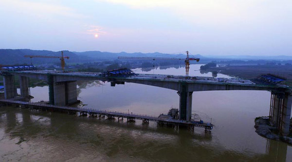 中國鐵建十六局二公司簡蒲高速公路沱江特大橋連續(xù)剛構梁合龍