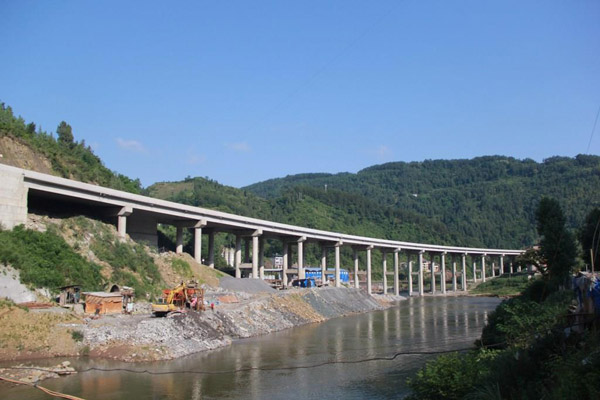 重慶萬利萬達高速公路公司萬利五分部率先實現(xiàn)全線雙幅貫通