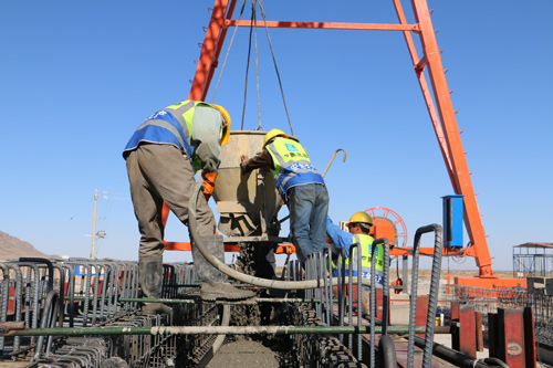 國(guó)道242甘臨一級(jí)公路首片空心板預(yù)制施工照片 