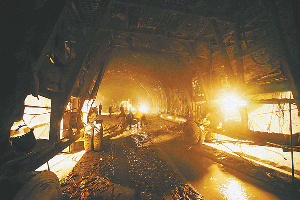 世界上海拔最高的超特長公路隧道——雀兒山隧道順利貫通