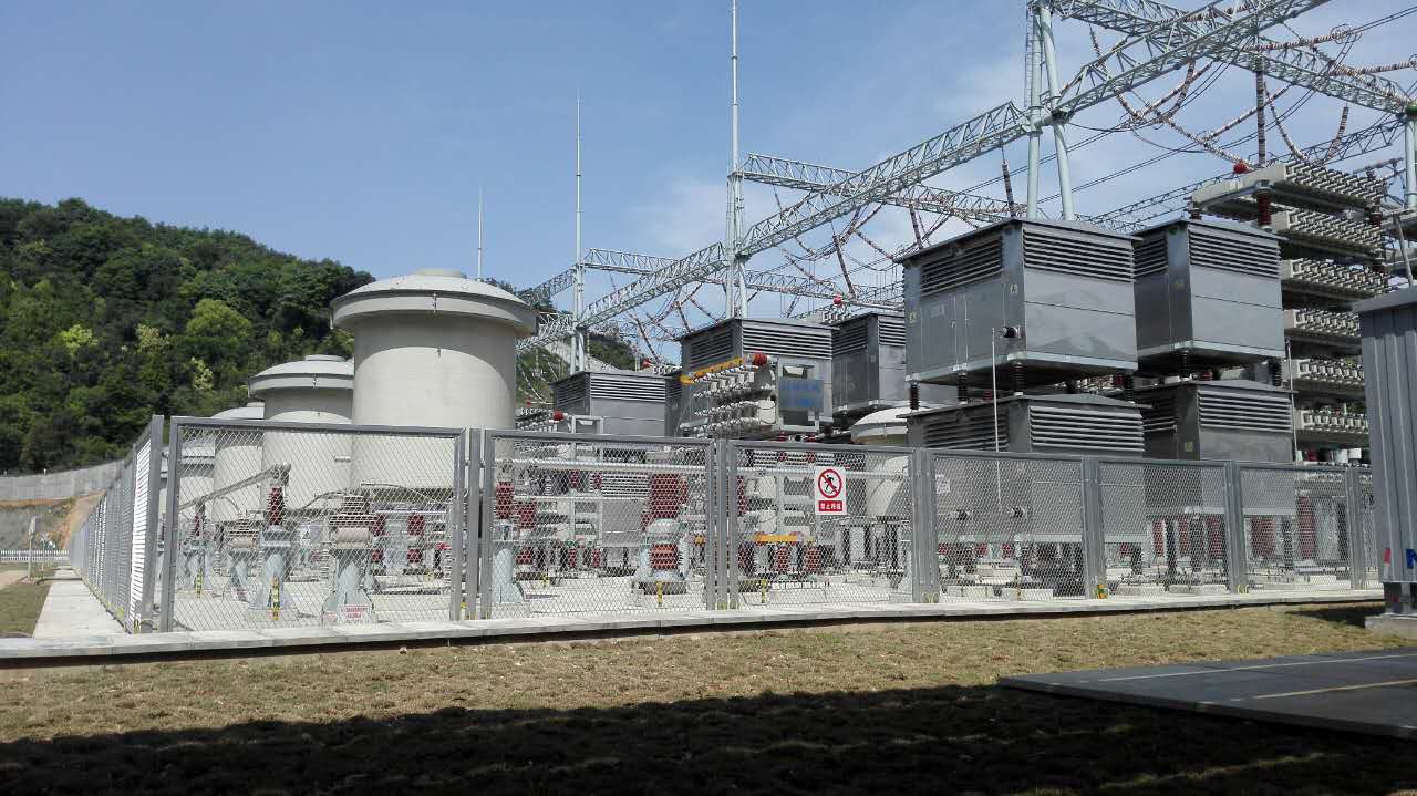 紹興換流站交流場、交流濾波器場低壓電抗、電阻、電容元件，布局整齊緊湊，節省了大量空間。