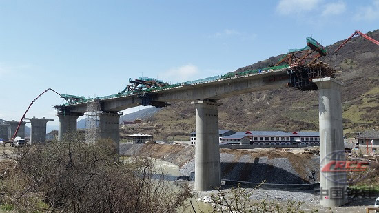 中國鐵建成蘭鐵路成川段海拔最高的特大橋首聯連續梁主體完工