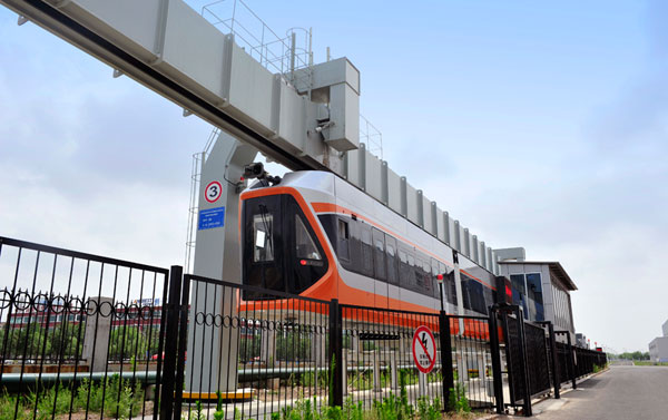 國內首條懸掛式空軌機車開始試驗運行 